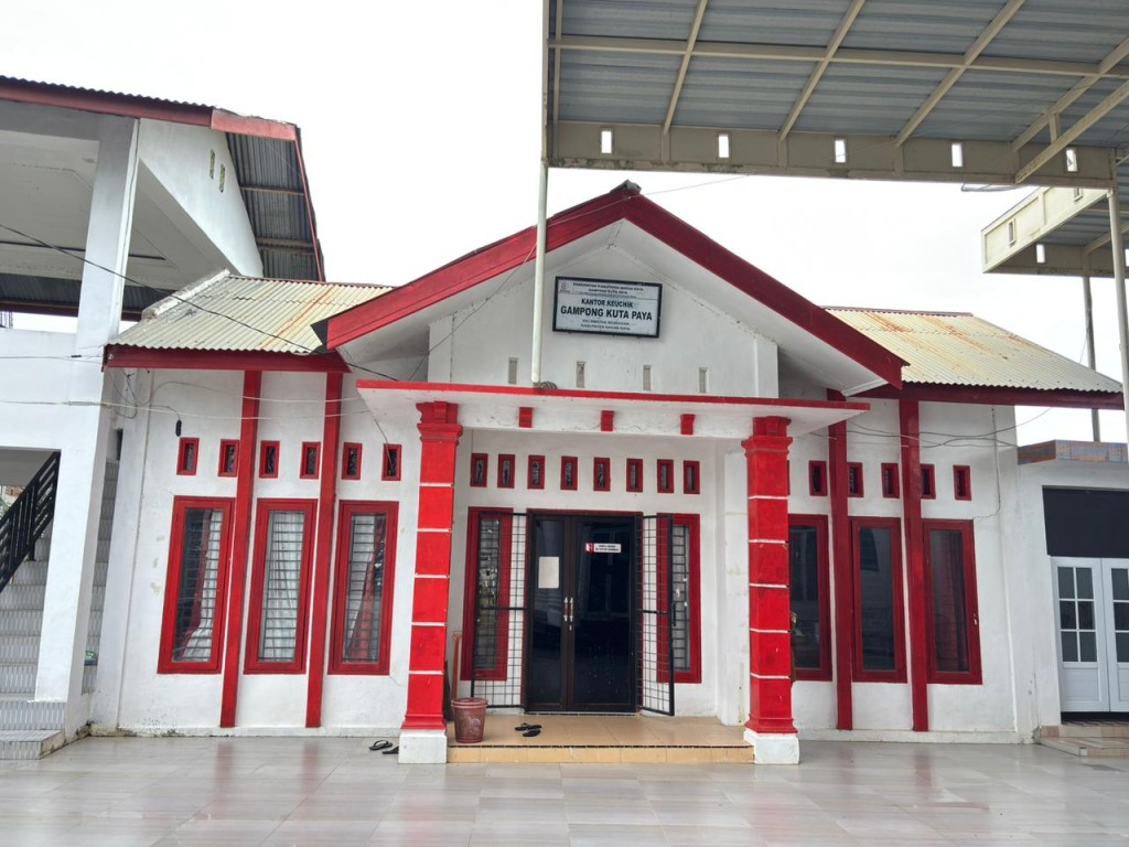 Kantor Keuchik Kuta Paya terletak di halaman mesjid Al MUNAWARAH Gampong Kuta Paya